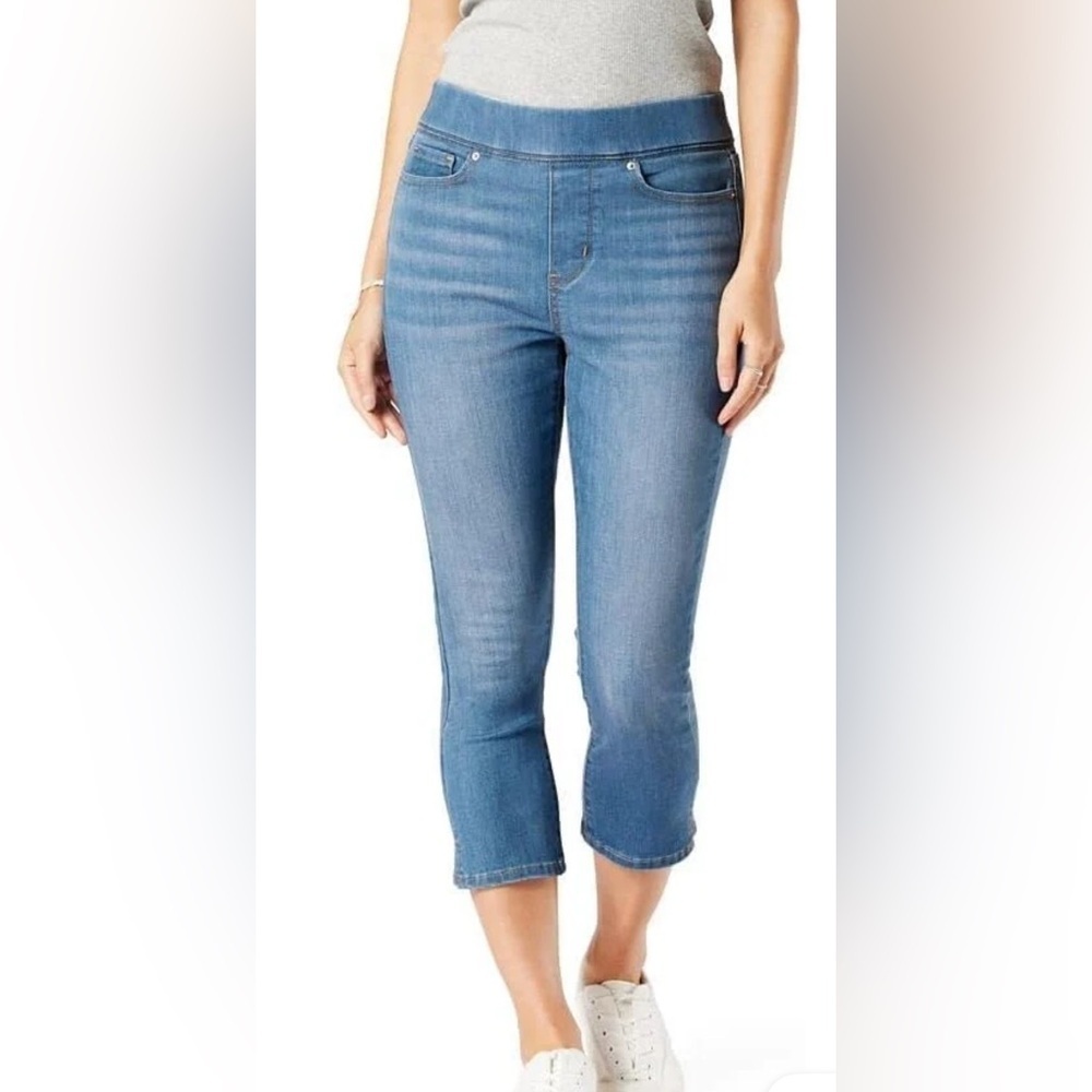 Levi Strauss Signature Gold Women's Totally Shaping Pull on Capri